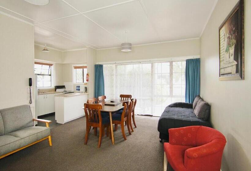 דירת שני חדרים, Riverlodge Motel