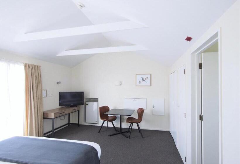 סטודיו בסיסי, Riverlodge Motel