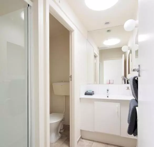 استودیوی استاندارد, Riverlodge Motel