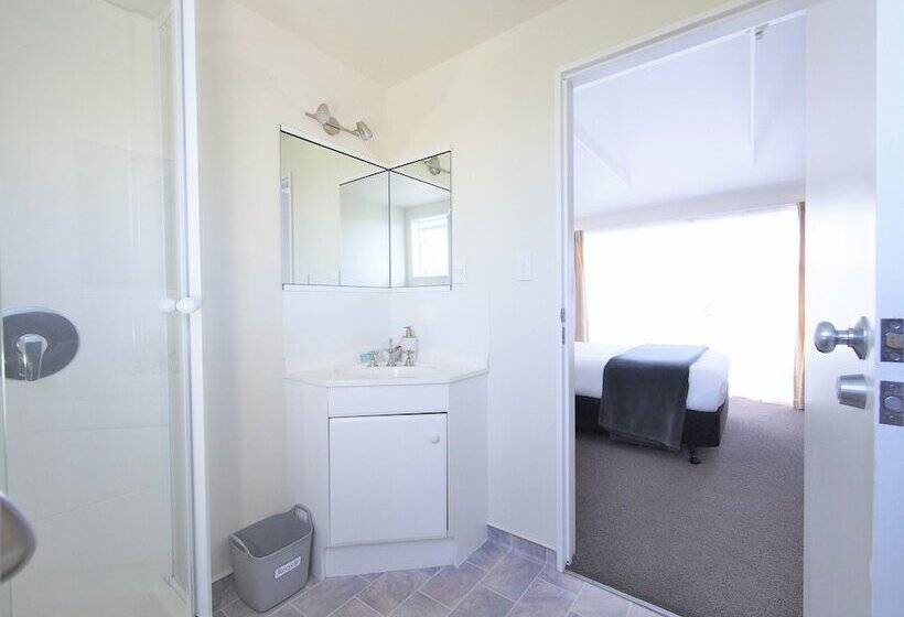 Студия Стандарт, Riverlodge Motel