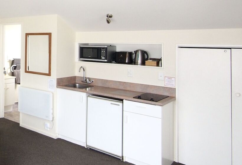 סטודיו דלוקס, Riverlodge Motel