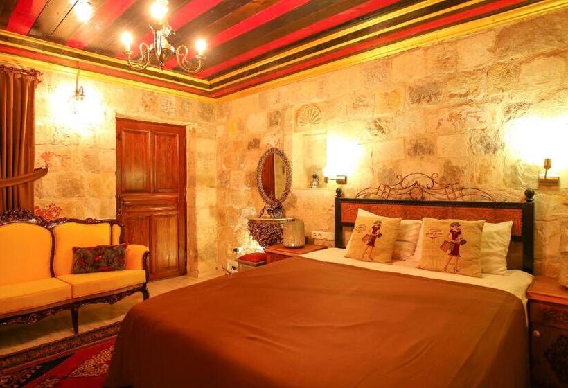 غرفة سوبيريور, Bedrock Cave