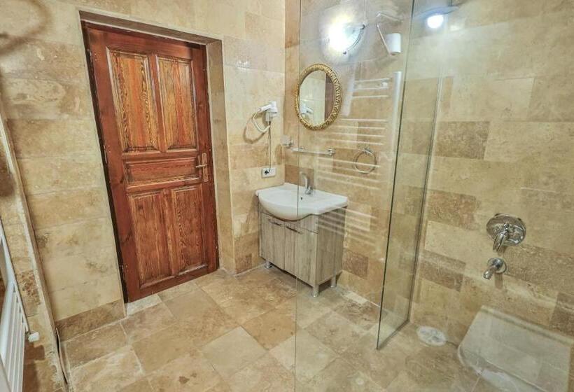 جناح سرير كينج, Bedrock Cave