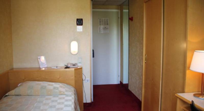 デラックストリプルルーム, 57