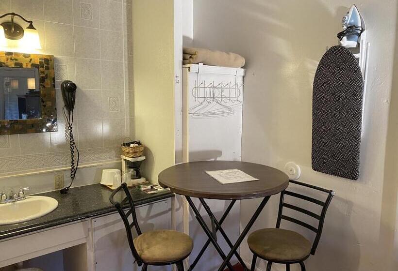 غرفة قياسية سرير كينج, Knights Inn Fairview