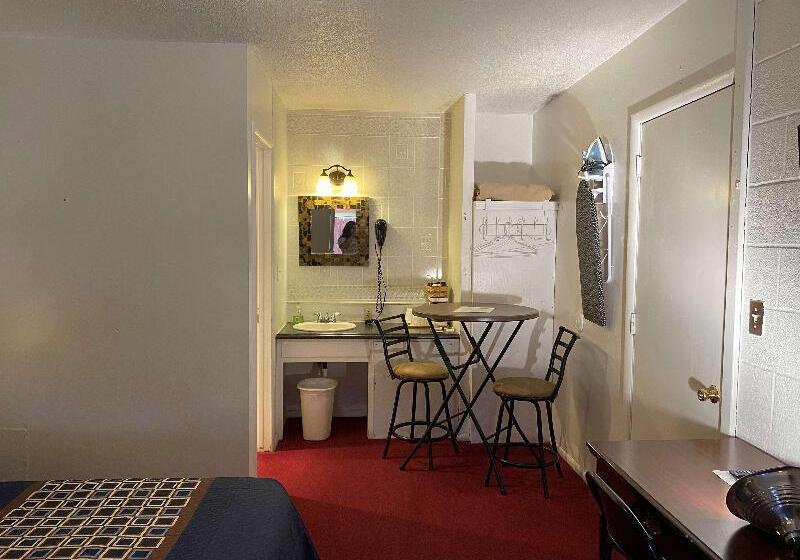 غرفة قياسية سرير كينج, Knights Inn Fairview