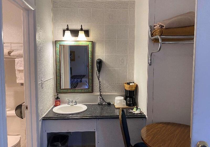 غرفة قياسية سرير كينج, Knights Inn Fairview