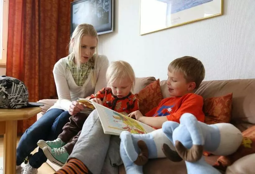 Perhehuone, Li Iisalmen Seurahuone