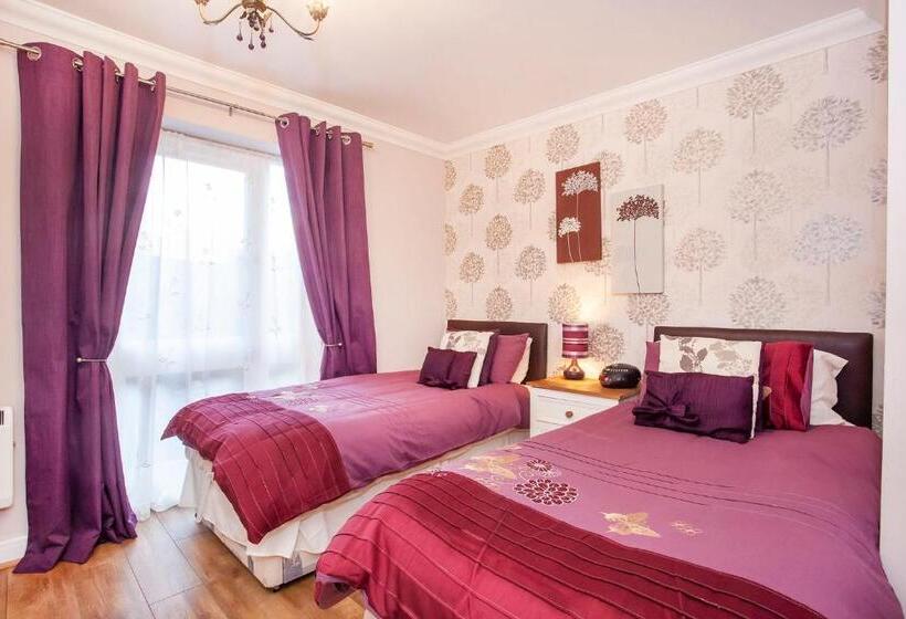 침실 3개 아파트, Riverbank View Three Bedroom Apartment With Free Parking