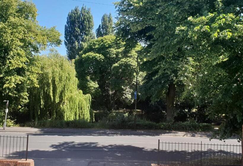 침실 3개 아파트, Riverbank View Three Bedroom Apartment With Free Parking