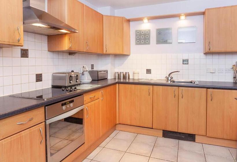 침실 3개 아파트, Riverbank View Three Bedroom Apartment With Free Parking