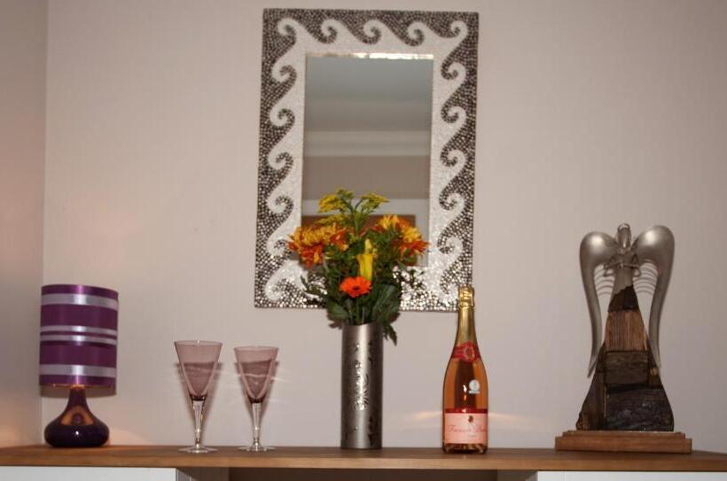 침실 3개 아파트, Riverbank View Three Bedroom Apartment With Free Parking