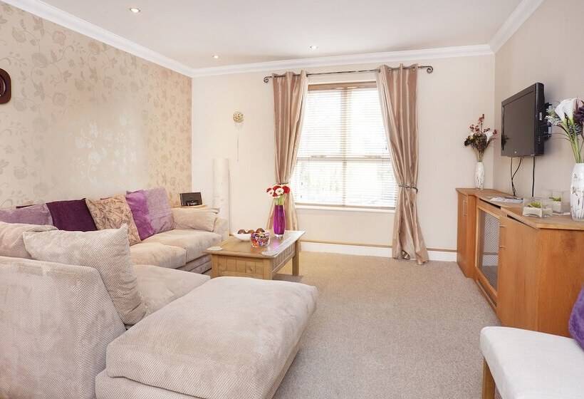 침실 3개 아파트, Riverbank View Three Bedroom Apartment With Free Parking