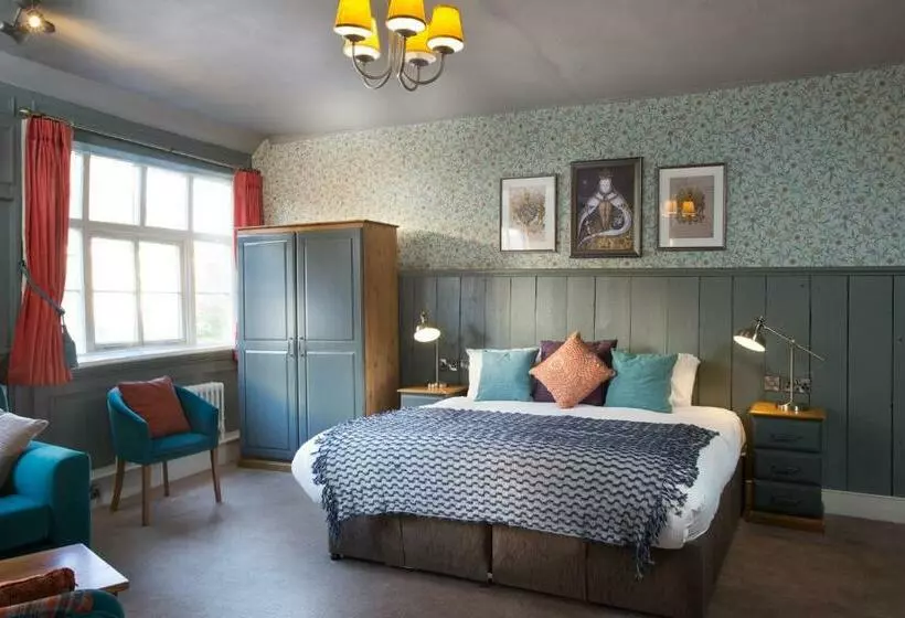 Superior Family Room, The Ostrich Inn Colnbrook London Heathrow