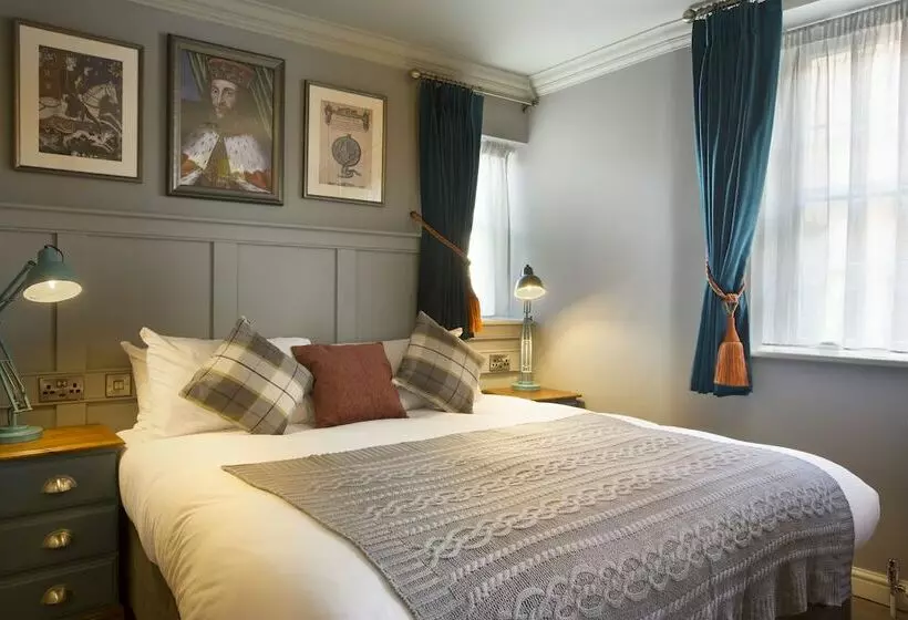 Standard Room, The Ostrich Inn Colnbrook London Heathrow