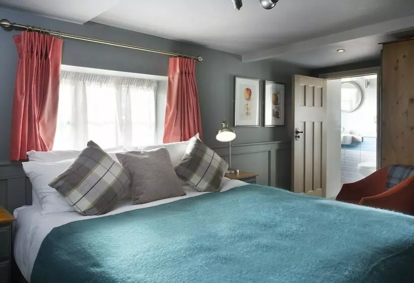 Standard Room, The Ostrich Inn Colnbrook London Heathrow