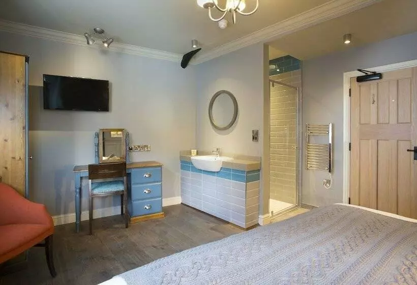 Standard Room, The Ostrich Inn Colnbrook London Heathrow