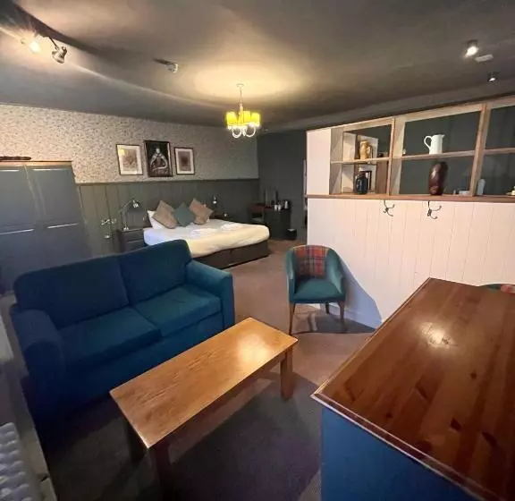 Superior Family Room, The Ostrich Inn Colnbrook London Heathrow