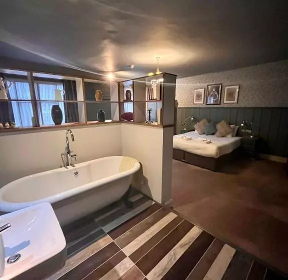 Superior Family Room, The Ostrich Inn Colnbrook London Heathrow