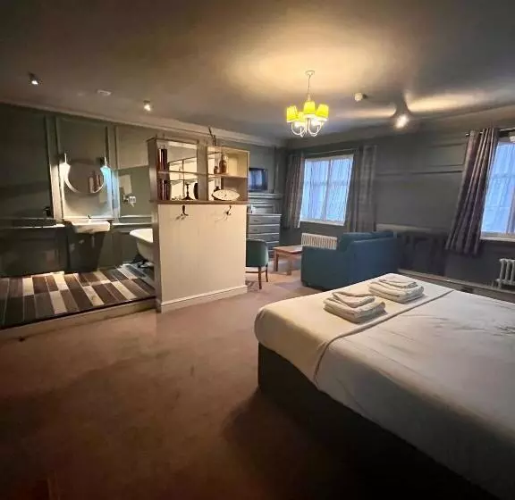Superior Family Room, The Ostrich Inn Colnbrook London Heathrow