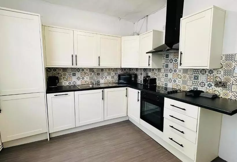 2 Bedroom Apartment, The Ostrich Inn Colnbrook London Heathrow