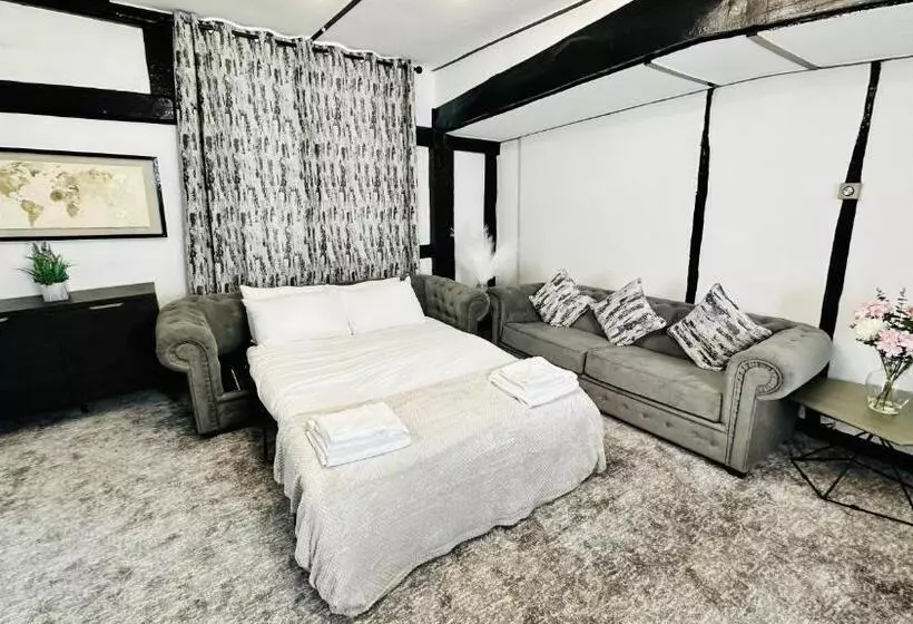 2 Bedroom Apartment, The Ostrich Inn Colnbrook London Heathrow
