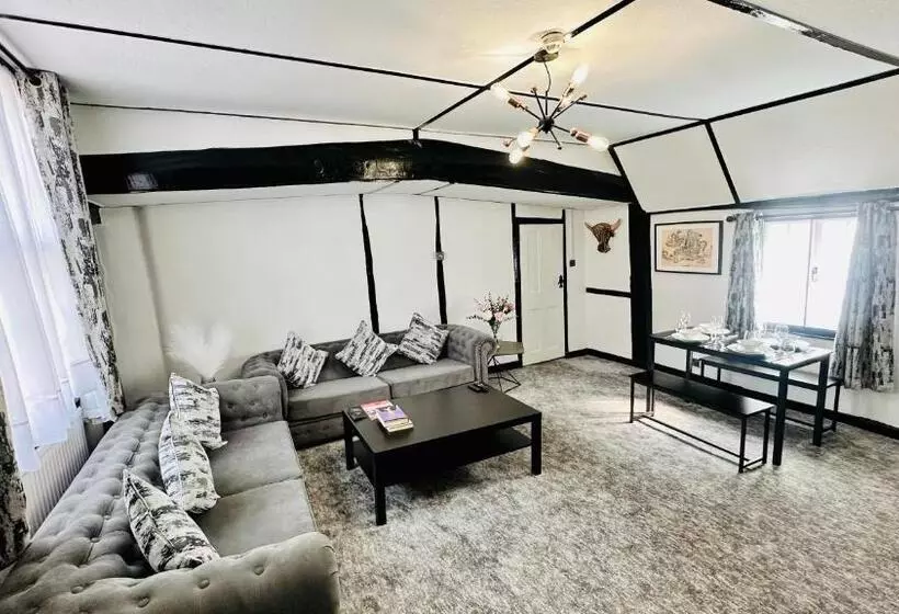 2 Bedroom Apartment, The Ostrich Inn Colnbrook London Heathrow