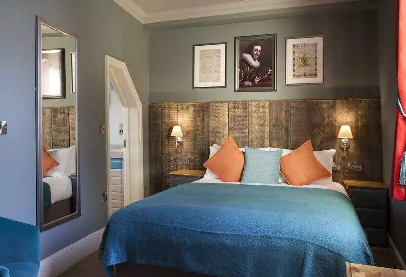 Superior Room, The Ostrich Inn Colnbrook London Heathrow