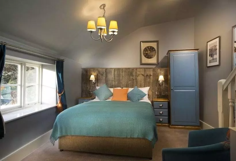 Superior Room, The Ostrich Inn Colnbrook London Heathrow