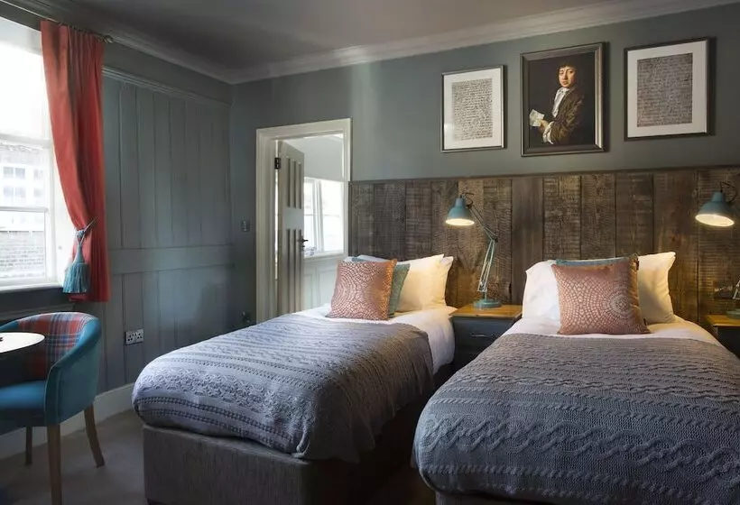 Superior Room, The Ostrich Inn Colnbrook London Heathrow