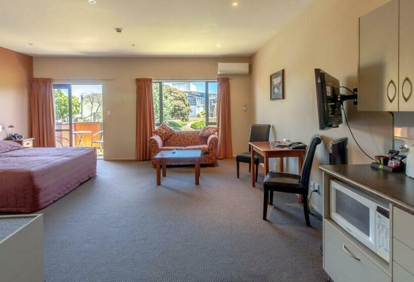 استوديو إدارى, Waterfront Motel