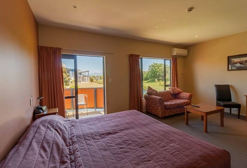 إستوديو قياسى, Waterfront Motel