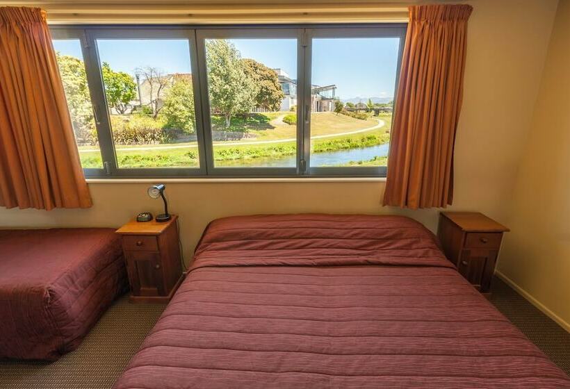 إستوديو قياسى, Waterfront Motel