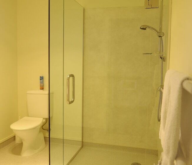 إستوديو قياسى, Waterfront Motel