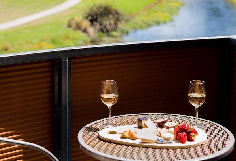 استوديو إدارى, Waterfront Motel