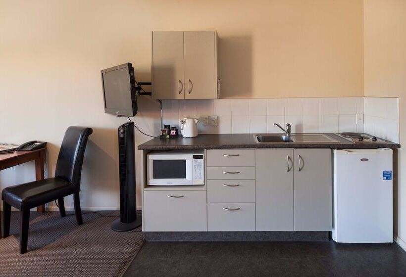 استوديو إدارى, Waterfront Motel