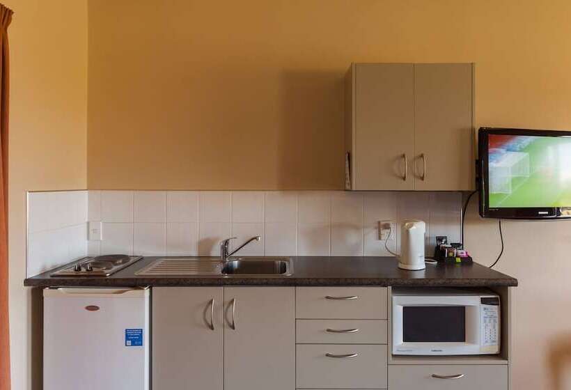 استوديو إدارى, Waterfront Motel