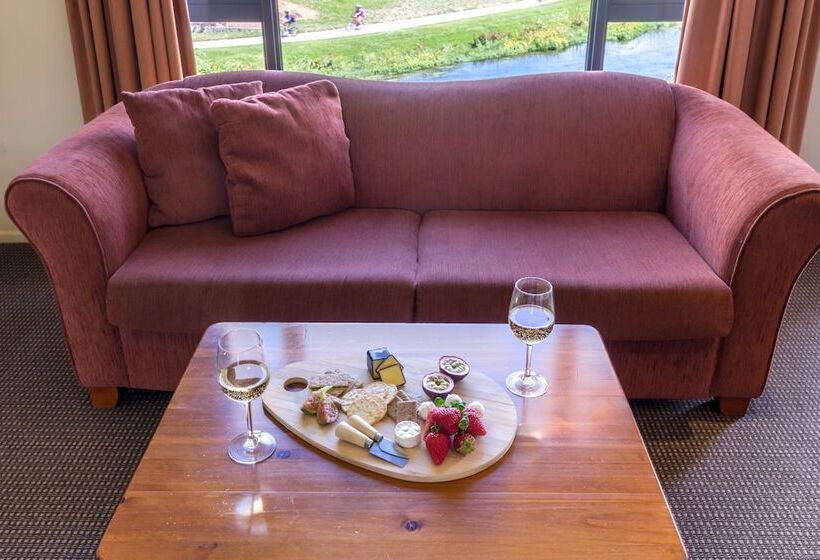 استوديو إدارى, Waterfront Motel