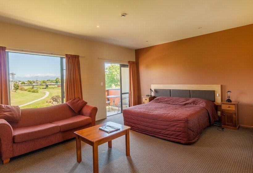 استوديو إدارى, Waterfront Motel