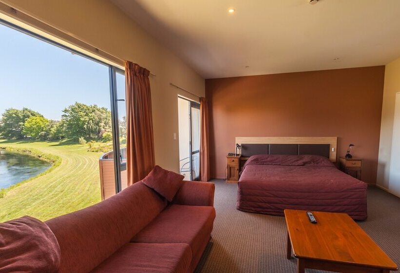 استوديو إدارى, Waterfront Motel