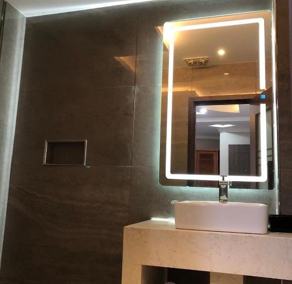 اتاق لوکس, Holiday