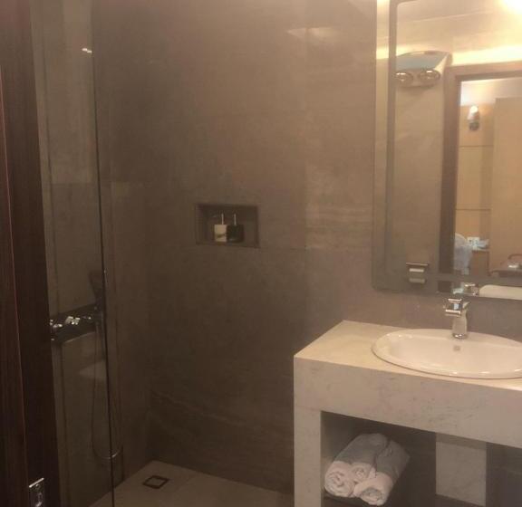 اتاق لوکس, Holiday