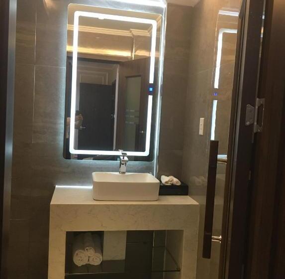 اتاق لوکس, Holiday