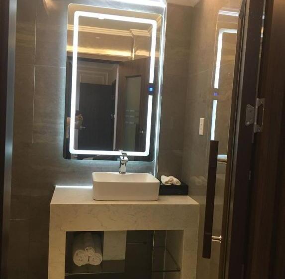 اتاق لوکس, Holiday