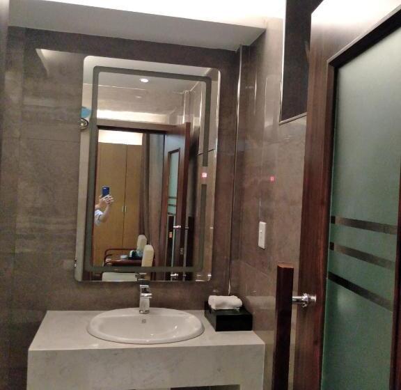 اتاق لوکس, Holiday