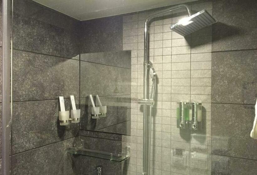 اتاق استاندارد یک نفره, Seasons