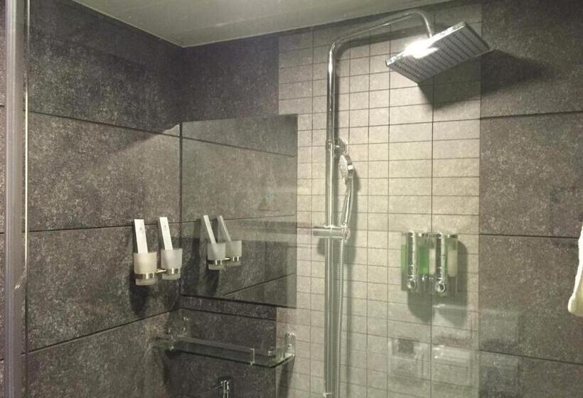 اتاق استاندارد چهار تخته, Seasons