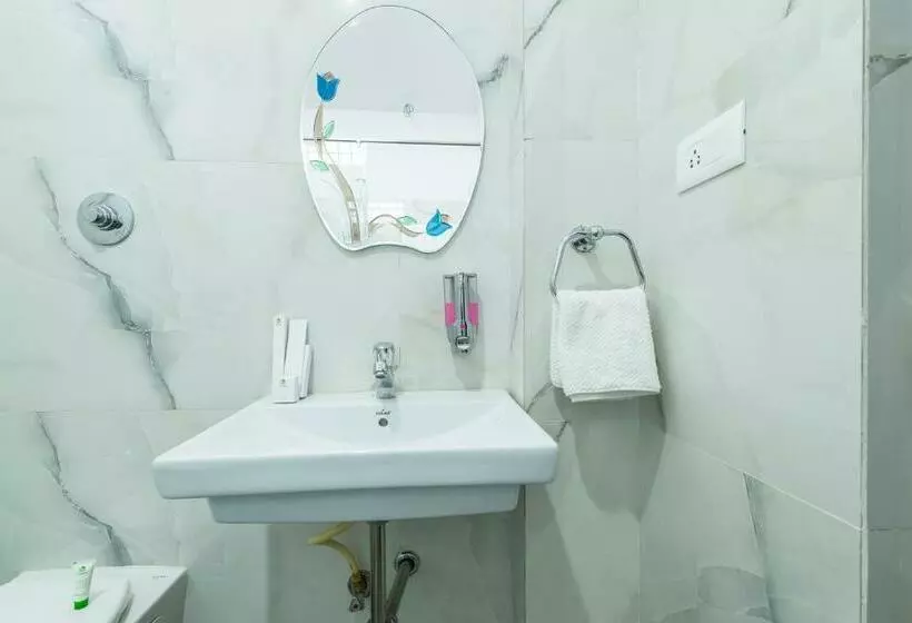 デラックスルーム, Treebo Greenwood Premier Suites, Old Airport Road