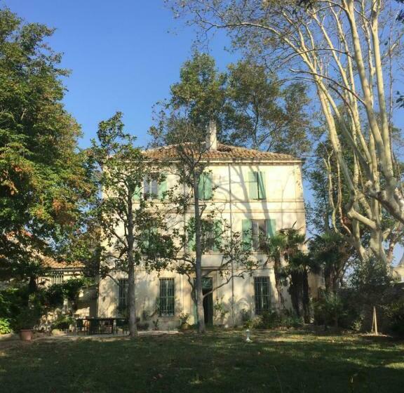 اتاق خانوادگی, Château Cornillon