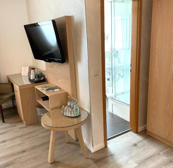 Семейный Номер, Boutique Hotel Goldene Henne